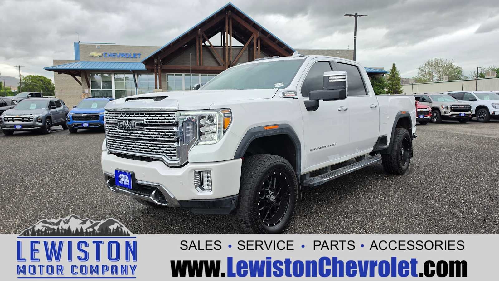 2021 GMC Sierra 2500 HD Denali in White Frost Tricoat — front three-quarter view